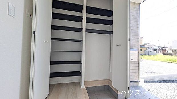 ☆たっぷり収納できるシューズクロークです♪可動式棚なので、使い勝手が良いです♪