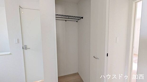 ☆2階ホールにも収納♪