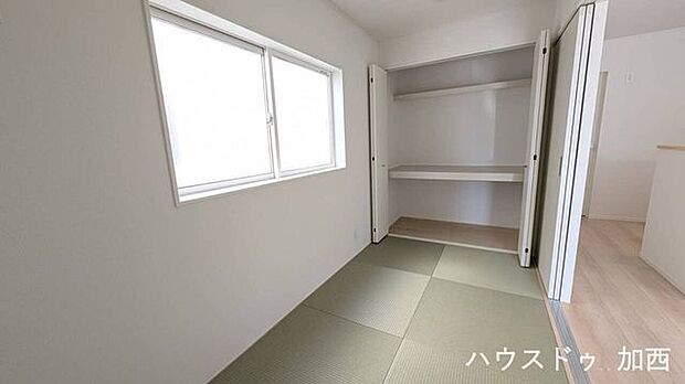 ☆リビングのすぐ横に和室♪収納もたっぷり入る押入れ付き