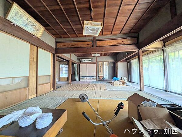 襖外してあるので広々しています♪縁側の窓を開ければ気持ちのいい風が入ってきます♪
