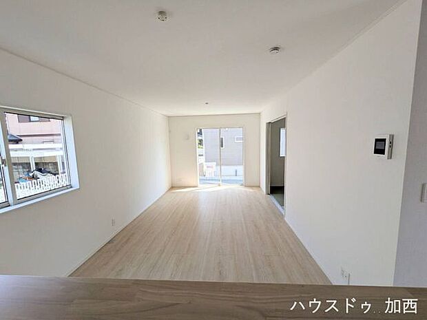 キッチンから見たリビングです♪お料理中もご家族の様子が見れて小さなお子様のいらっしゃるご家庭も安心です(*^-^*)
