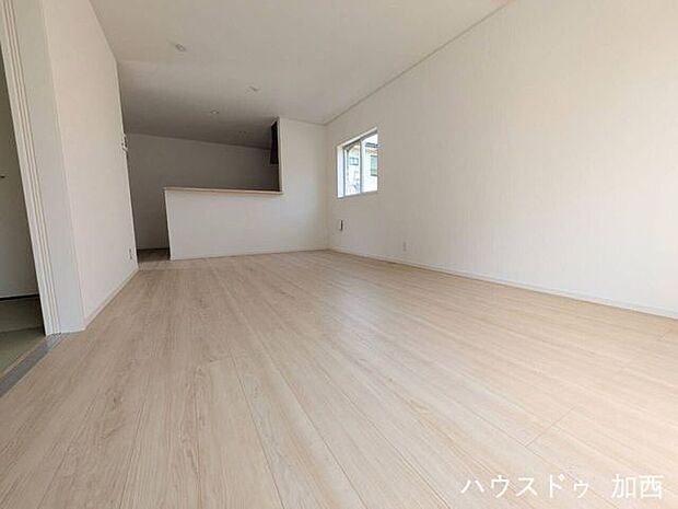 キッチンがカウンターで隠れていますので生活感も隠せます♪