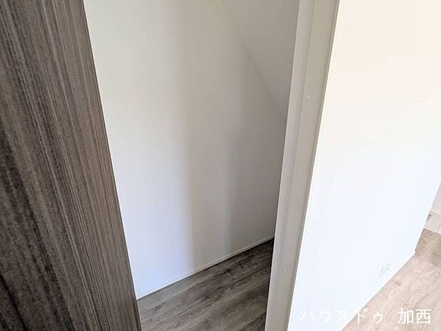 階段下収納♪掃除道具等入れておくのに便利です♪