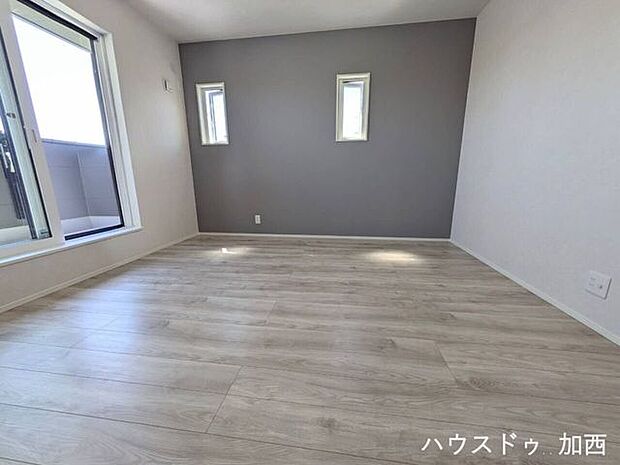 グレーの壁紙で落ち着いたお部屋です♪