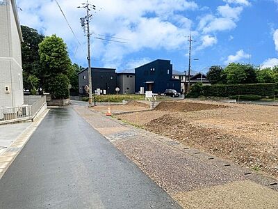 外観:前面道路含む現地写真 外観:前面道路含む現地写真