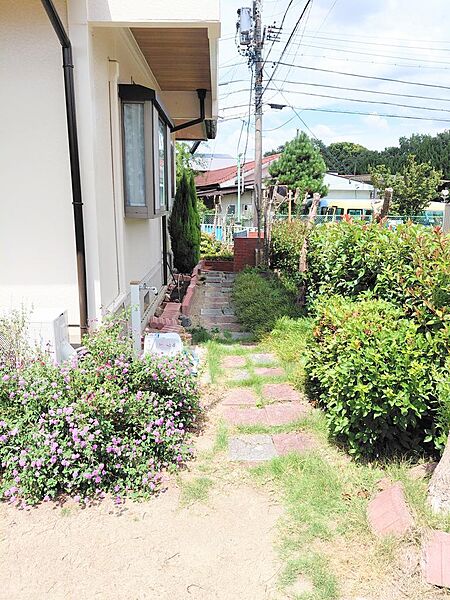 ■　植栽四季の移ろいを身近に感じられる植栽。緑に囲まれた、落ち着きのある住環境です。