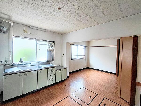 ■キッチンにも窓があり、自然光が差し込む明るい住空間