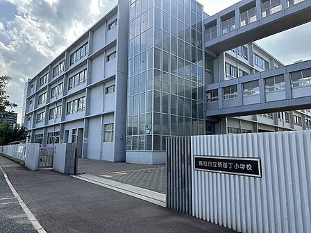 新番丁小学校まで590m、徒歩8分