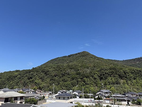 玄関を出てすぐの眺望。四季折々の雰囲気が楽しめます。