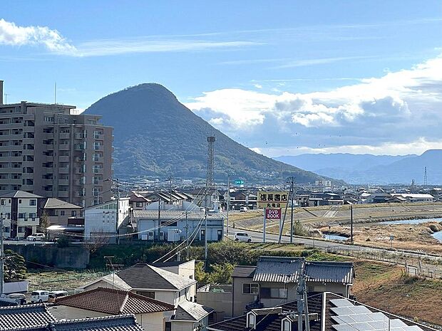 バルコニーからの眺望　飯野山が望めます。