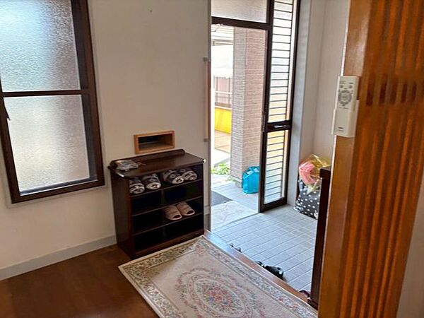 シューズボックスもある玄関です。