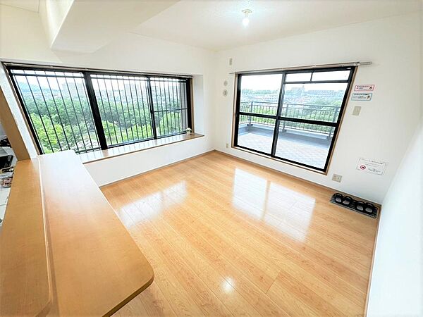 大きな窓から陽射しが入り、開放感のあるリビングです！日当たりも良く風が通り気持ちがいいです♪