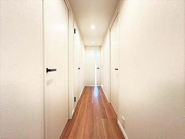 明るく清潔感のある廊下が、住まいの上質な印象を高めます。人感センサー付き照明を採用。