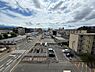 その他：青空と雲が広がる開放的な眺望。遠くの山々も望め、日々の暮らしに抜け感をもたらします。