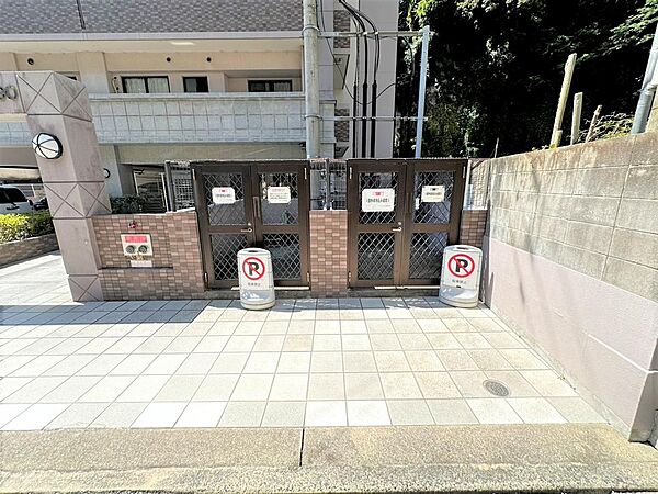 敷地内にゴミ置き場を設置。共用部まで管理が行き届いており、快適で気持ちの良い住環境が保たれています。