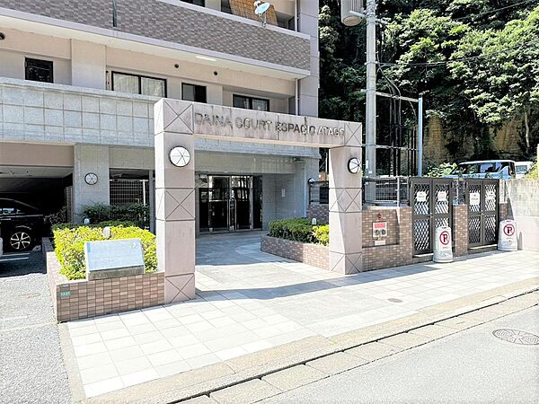 落ち着いた雰囲気のアプローチで、毎日の帰宅を心地よく迎えてくれる、ゆとりある共用空間です。