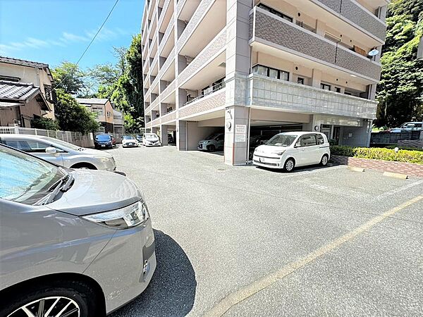 敷地内駐車場を備えたマンション。お車の利用が多いご家庭にも便利で、快適なカーライフをサポートします。