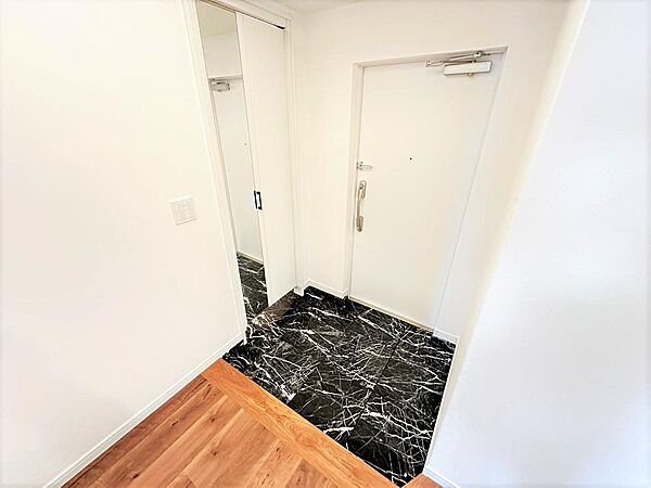 住戸の第一印象を高める、すっきりとした玄関空間です。