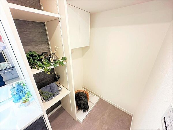 洗濯用水栓・防水パンを備えた室内洗濯機置場です。