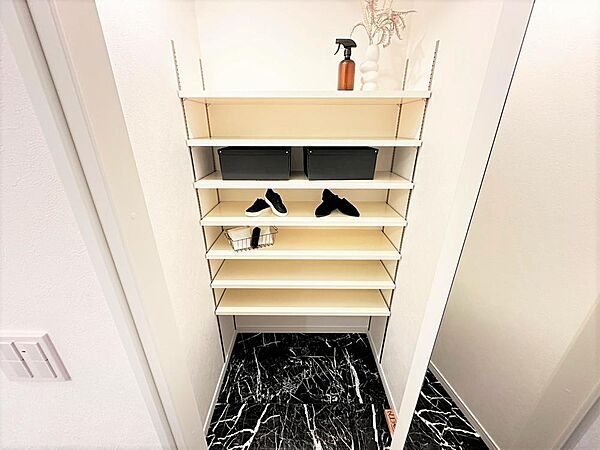 季節ごとの靴はもちろん、アウトドア用品なども収納でき、玄関をすっきりと保てます。