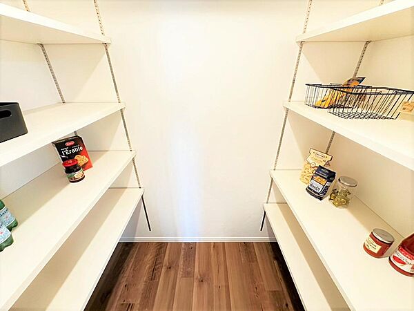 キッチン横に収納力豊富なパントリーを完備。