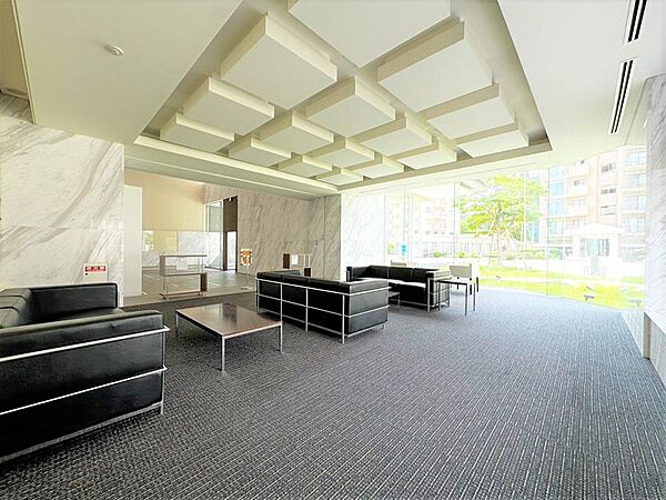 ガラス張りで明るく開放感のあるホテルライクなラウンジ。