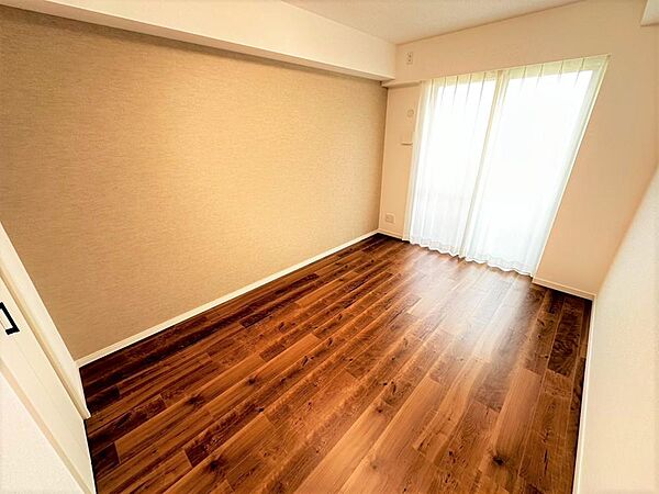 優しいお色のフローリングで落ち着きのある空間に。リフォーム済みで気持ちよく使用できる洋室です。