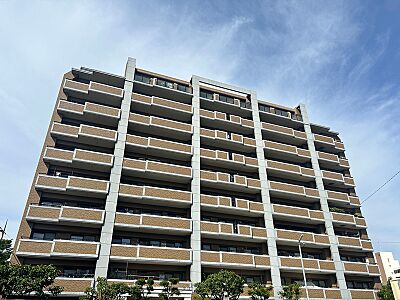 外観：窓から差し込む光が部屋全体を包み込み、心まであたたかく。静けさとぬくもりが交差する場所です。（2026年8月）撮影※家具は販売価格等には含まれません。