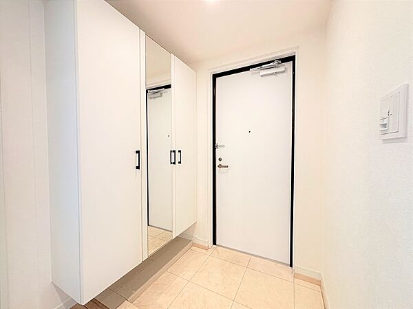 明るく清潔感のある玄関がお客様をお迎えします。姿見付きのシューズボックスで身だしなみチェックもスムーズです。