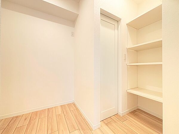 多様なアイテムを整理できる可動棚付き収納。すっきりとした空間を保ち、日々の暮らしを快適にサポートします。