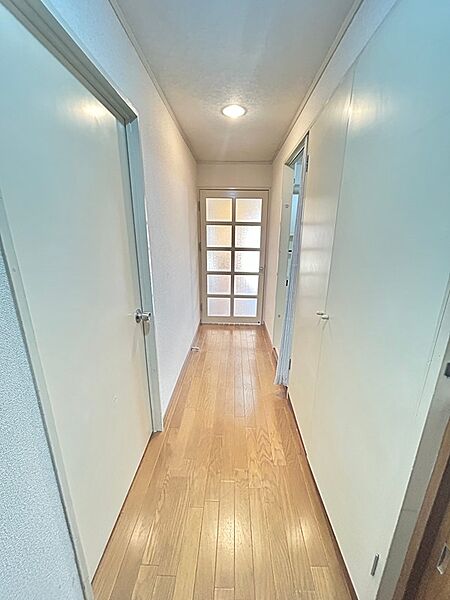 シンプルで広めの廊下が、荷物の移動や家族の行き来をスムーズにサポートしてくれます。