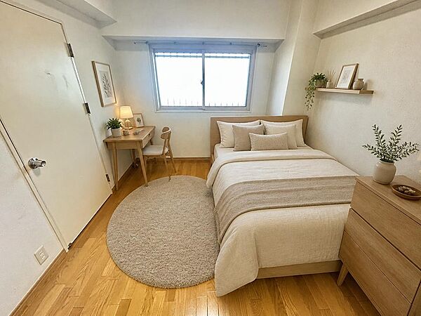 洋室（1）　プライベートなお部屋では静かに時を過ごしたい。読書をして、物思いにふける・・光りに満たされた安らぎの空間を演出しています。イメージ家具配置済み画像になります。眺望が良く、陽当たり良好です。