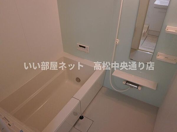 浴室：ユニットバス