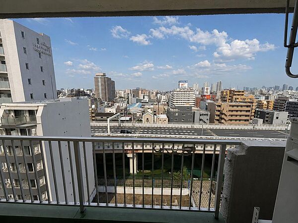 バルコニーからは開放感のある眺望を楽しめます。天気の良い日には明るい空が広がり、室内にも心地よい光を感じられます。