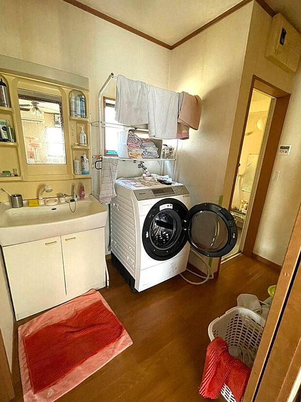 洗面スペースです。ドラム式洗濯機をおいても窮屈感がない広々としたスペースですね。