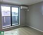 室内：洋室は広々6.1帖。黒を基調とした木目調の建具建材を使用しており、落ち着いた空間を演出しております♪
