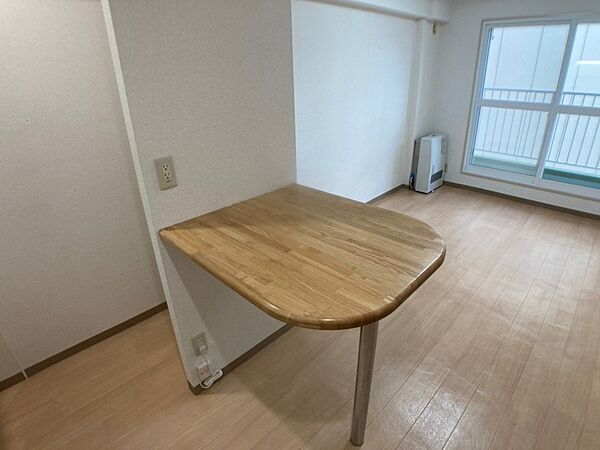 画像9:キッチンの後ろにはカウンターテーブルもありますよ〜