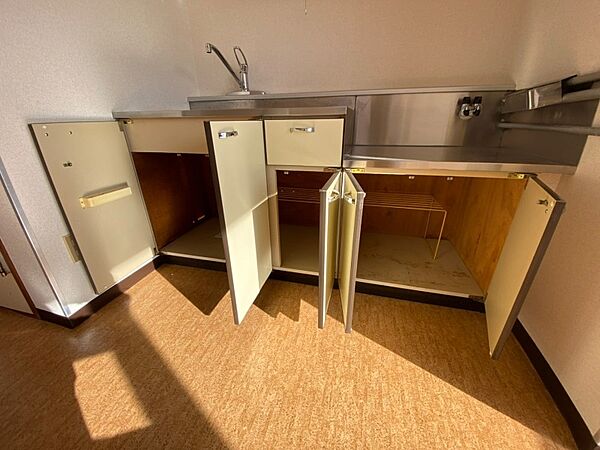 画像22:キッチン下の収納はこちら。食器などを収納できます。