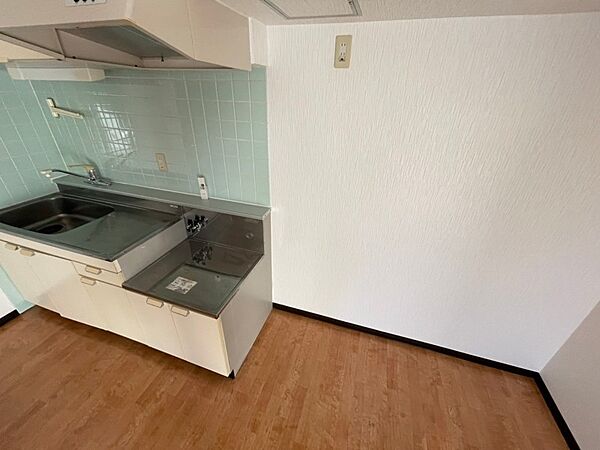 画像8:こちらに冷蔵庫を置けます。調理時の動線もばっちり効率的。