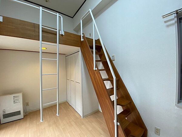 画像23:ロフトに上る階段も安定感のあるつくりです！