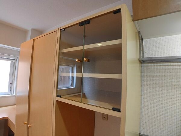 画像9:キッチン横の収納には食器などを入れることができます！
