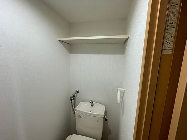 画像23:トイレの上には物を置くスペースもあるので便利です。