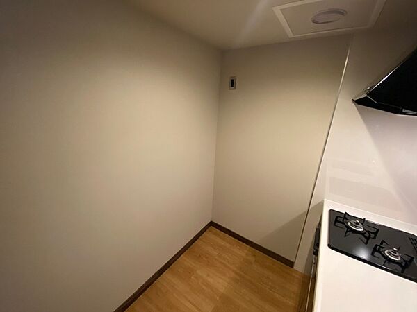画像23:キッチン横には冷蔵庫を置けるスペースがありますね。