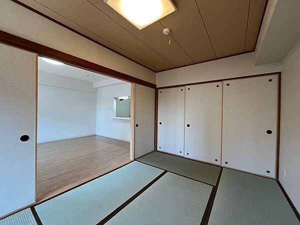 画像25:和室のお部屋です。畳なので横になってくつろぐことも出来ますね