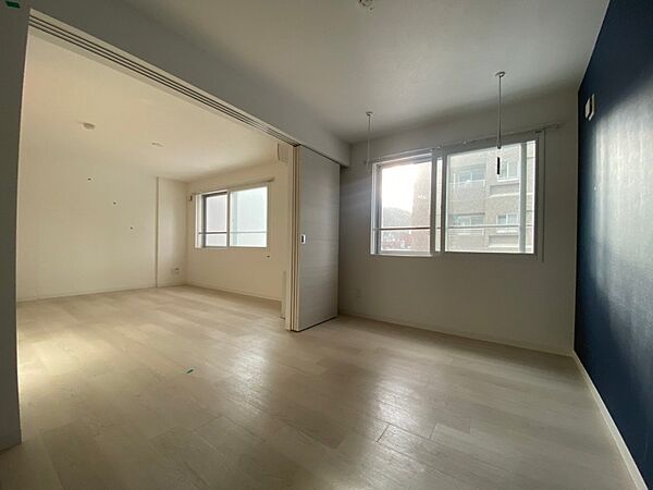 画像20:寝室を別角度から撮りました。どう家具を配置しますか？