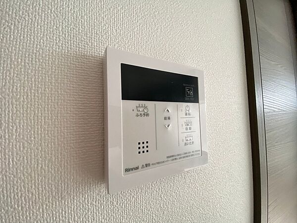 画像24:追い炊き機能付きでいつでも温かいお風呂に入れますね。