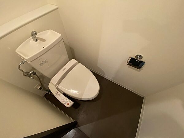 トイレ：ウォシュレット機能がついたトイレです。安心して使用できます。