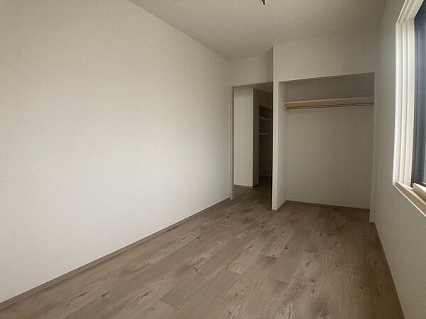 画像21:寝室を別角度から撮りました。どう家具を配置しますか？