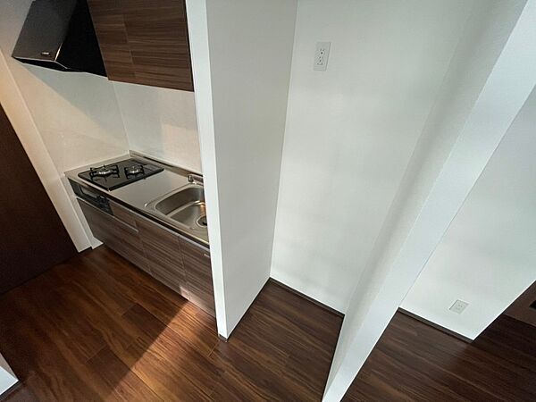 画像8:キッチン横には冷蔵庫を置けるスペースがありますね。