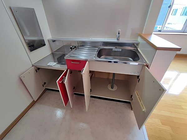 画像25:キッチン下の棚に台所用品や食器などを入れることができます